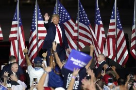 Trump tra la folla e bandiere americane all aeroporto di Orlando