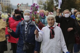 ältere demonstrierende Frauen