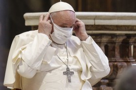 Papa Francesco mentre indossa la mascherina.