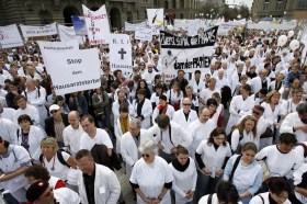 Medici di famiglia in Piazza federale a Berna per manifestare contro le cattive condizioni di lavoro