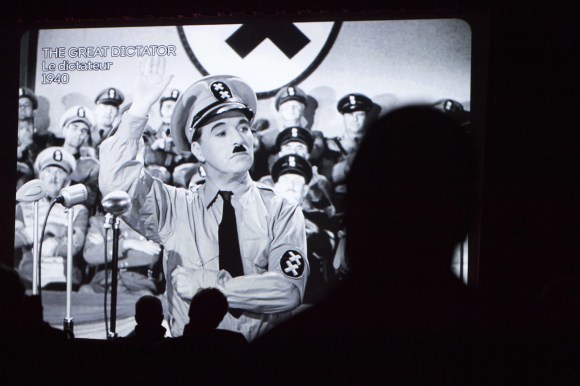 Un fotogramma del film dove si vede Chaplin con il braccio alzato nel tipico saluto fascista