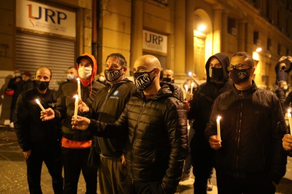 GIovani che protestano a Napoli con una candela in mano