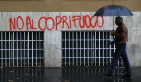 Proteste scritte anche sui muri contro il semi-lockdown in Italia.