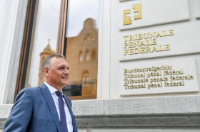 L ex segretario della Fifa Valcke all esterno del palazzo del Tribunale penale federale a Bellinzona.