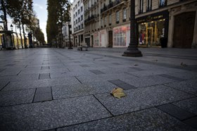 L Avenue des Champs-Elisées deserta a Parigi.