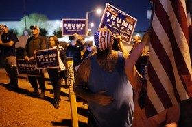 Manifestanti a Las Vegas per sostenere Donald Trump.