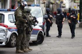 Poliziotti a Vienne in tenuta d assalto