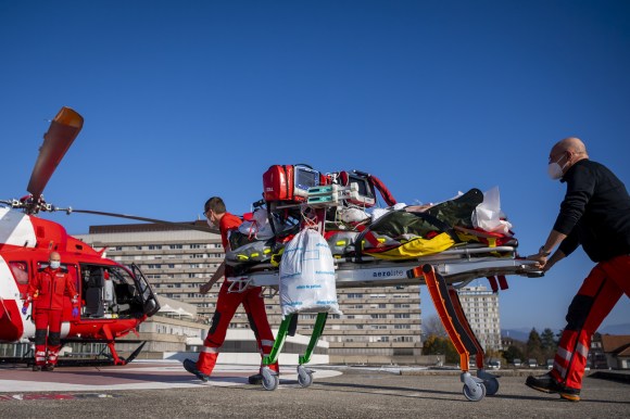 Una squadra medica trasferisce in elicottero un paziente da Losanna a Berna.