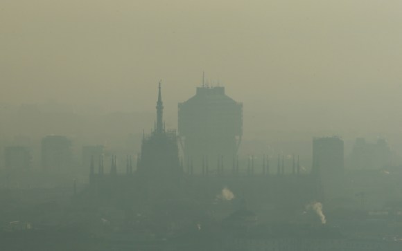 profilo del duomo di milano e di un altro grattacielo avvolti nello smog