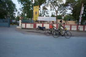 Muro lungo una strada con cancello, semaforo e guardia di sicurezza