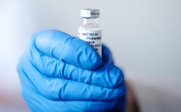Una boccetta con il vaccino della Pfizer-Biontech