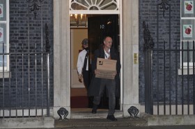 Dominic Cummings lascia Downing Street con la classica scatola di cartone in mano.