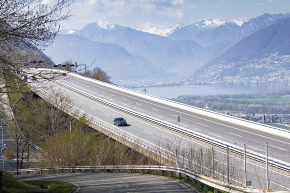 L autostarda A2 in Ticino: non si vedono quasi automobili in circolazione.