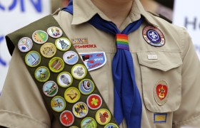 Un boy scout con decine di medaglie