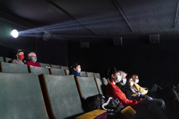 spettatori con mascherina in un cinema