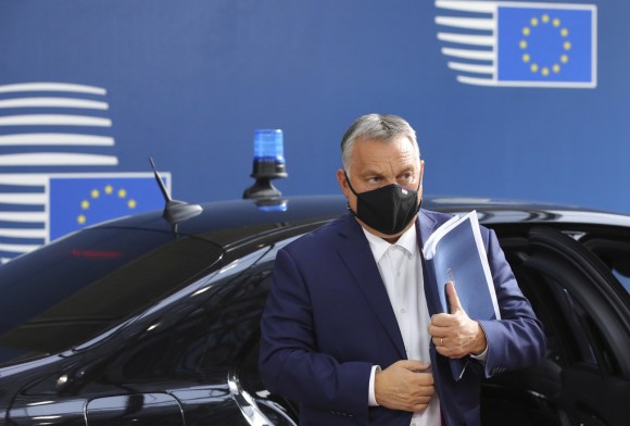 Il primo ministro ungherese Viktor Orban mentre scende dall auto a Bruxelles