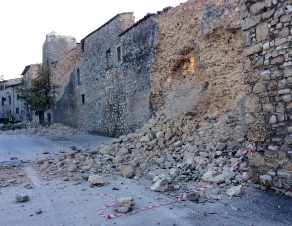 Muri crollati in seguito alle scosse nel Sud Italia