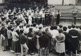 folla di gente in una foto in bianco e nero