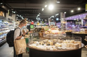 Una consumatrice fa la spesa in un negozio di generi alimentari in Svizzera