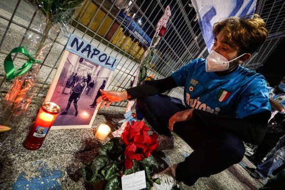 Cancello dello stadio San Paolo di Napoli: numerosi omaggi a Maradona