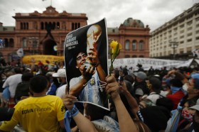 Folla davanti al palazzo presidenziale argentino in attesa di poter dare l ultimo saluto a Maradona.