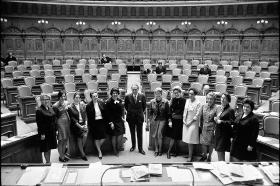 donne in piedi nella sala del parlamento svizzero