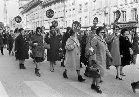 donne marciano in strada in una foto in bianco e nero