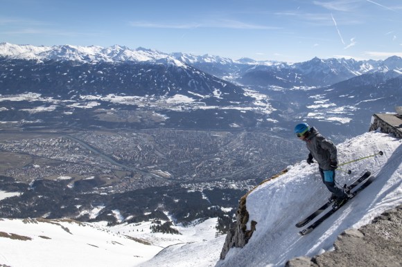 Uno sciatore su una pista di Innsbruck