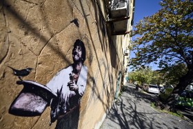 Un graffito murale che ricorda l attore romano Gigi Proietti