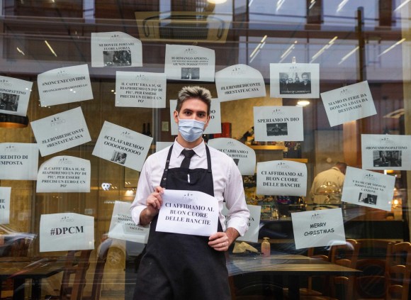 Un ironica protesta di un barista di un noto locale milanese.