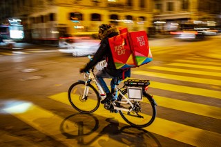 corriere in bicicletta di notte