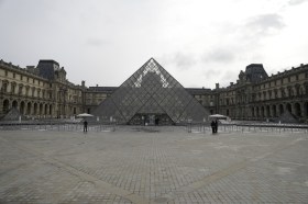 La piramide all interno del cortile del Louvre.
