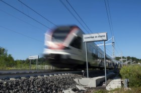 il treno regionale Tilo mentre attraversa il confine di stato tra Italia e Svizzera.