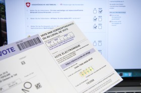Una scheda di voto elettronico con codice personalizzato