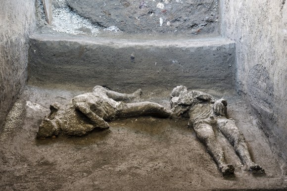 I calchi del ricco uomo e del suo schiavo rinvenuti a Pompei.