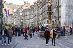 Gente che cammina nella città vecchia di Berna