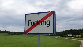 Il cartello stradale all uscita del villaggio di Fucking.