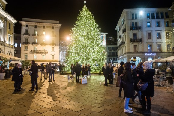 L albero di Natale in Piazza Riforma di Lugano.