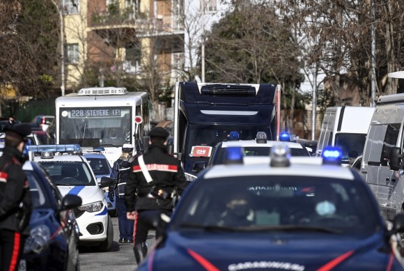 Polizia e Carabinieri coordinano l arrivo della prima paletta di vaccini allo Spellanzani di Roma.
