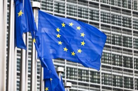 La bandiera europea davanti al palazzo della Commissione europea a Bruxelles