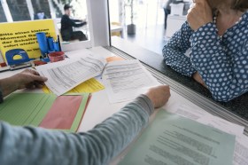 I formulari per la richiesta di aiuto sociale in un ufficio di Zurigo.