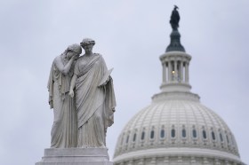 Statua davanti a cupola del Congresso.
