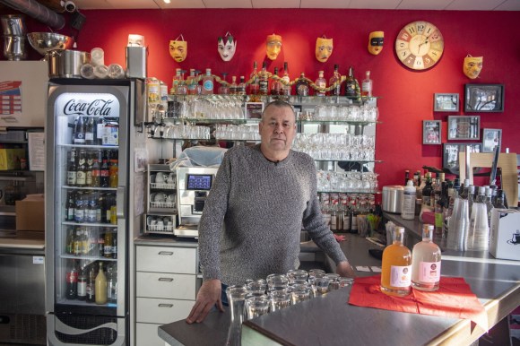 Un esercente del canton Svitto che contro il divieto ha aperto il suo bar.