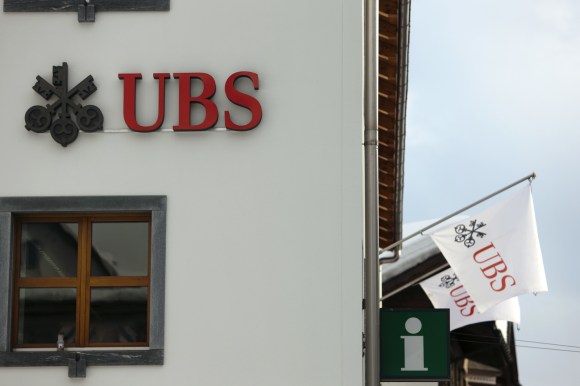facciata di un edificio con logo ubs