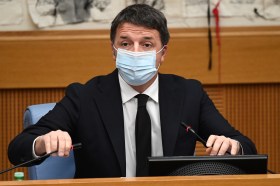 Primo piano di Matteo Renzi preso durante la conferenza stampa.
