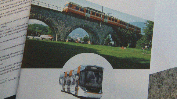 Fascicolo con in copertina un immagine dell attuale treno Lugano-Ponte Tresa e, in un tondo, il futuro convogli