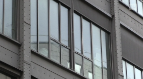 Vista di traverso di palazzo completamente in acciaio con finestre alte e strette