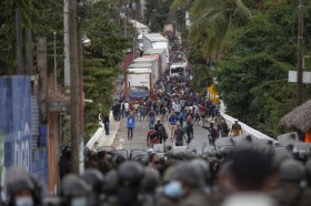 La colonna di migranti attesa dalle forze dell ordine a Vado Hondo (Guatemala).