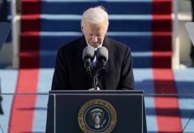Joe Biden sulla scalinata del Campidoglio