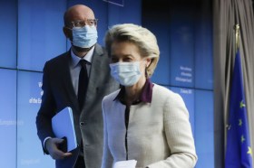 Von der Leyen e, dietro di lei, Michel, entrambi con mascherina; sul fondo, schermi azzurri e bandiera UE